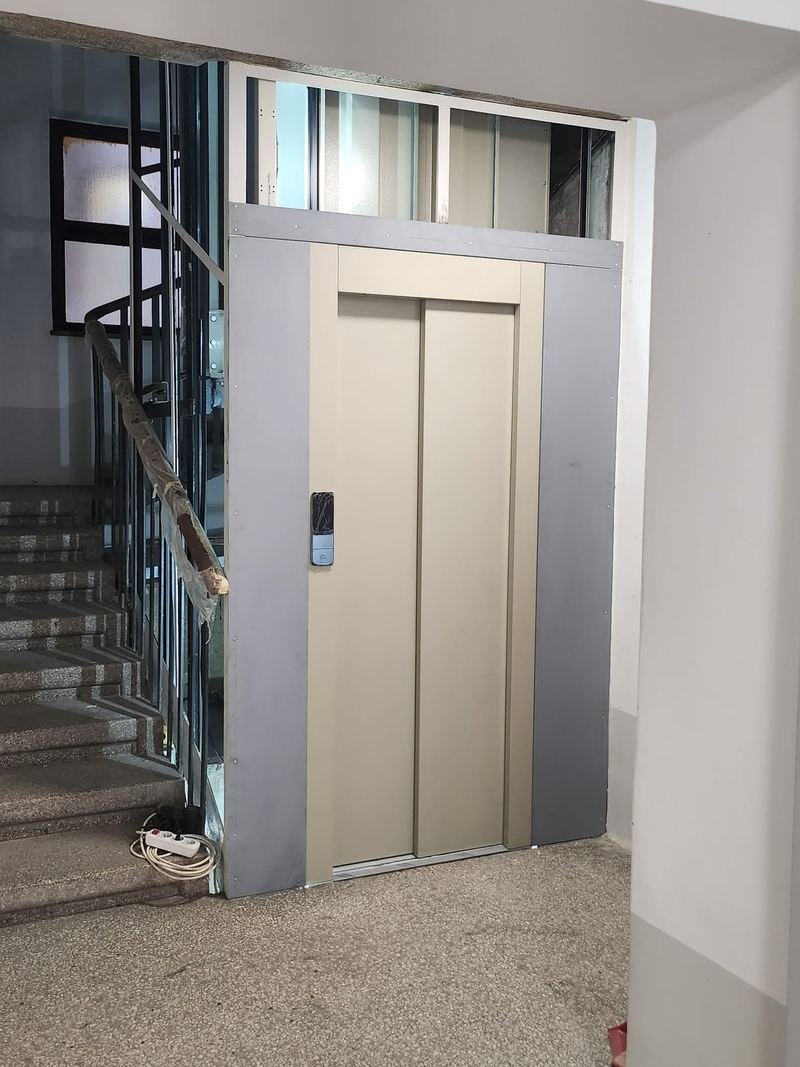 Novo dizalo ugrađeno uz stubište postojeće zgrade