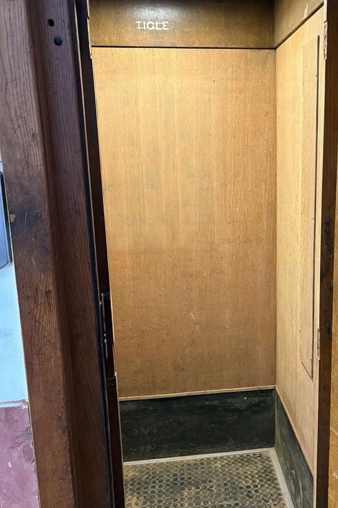 Stigler kabina prije restauracije - istrošeno drvo, nedostaju slova, stara gumena podloga